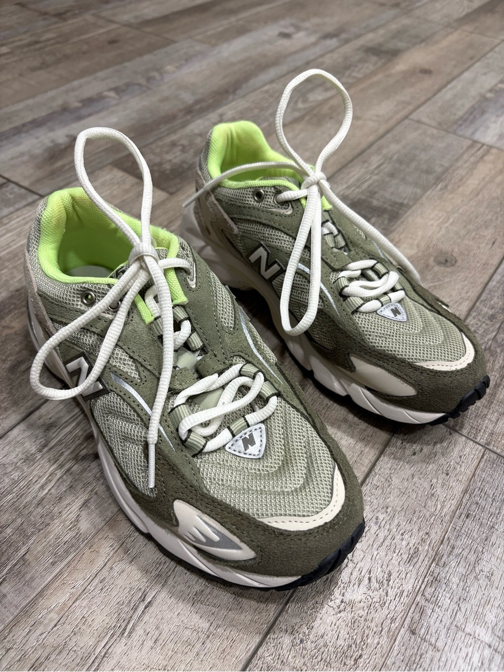 New Balance 725v1 sneakers